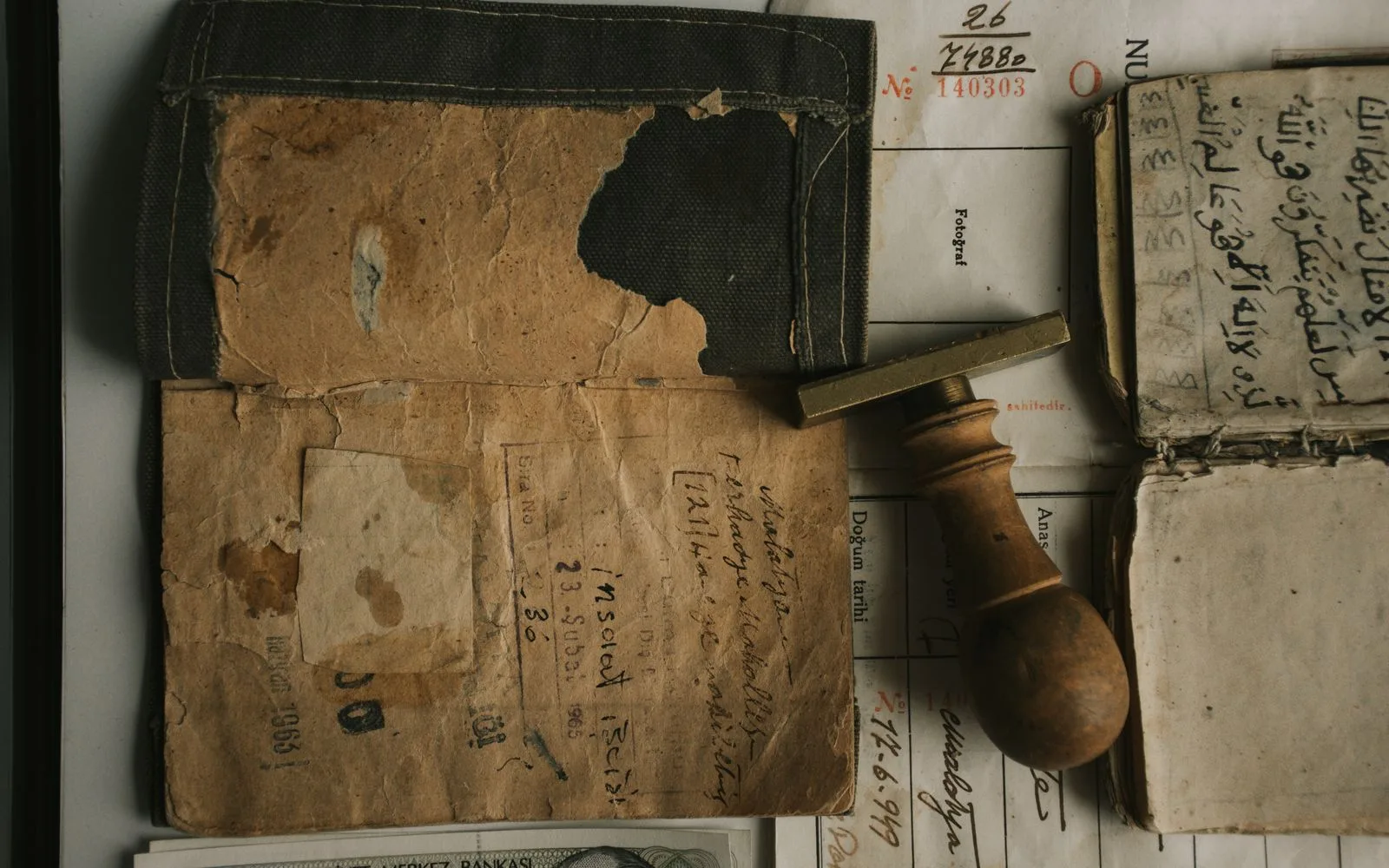 Documents anciens et tampon poses sur une table, image d'un controle encore artisanal.